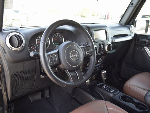 Used 2018 Jeep Wrangler Unlimited Sahara w/ Connectivity Group image 18