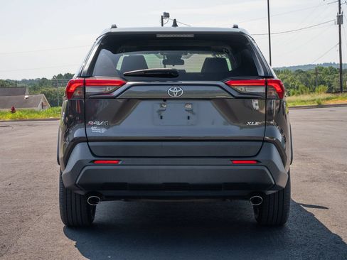 Used 2020 Toyota RAV4 XLE Premium FWD image 6