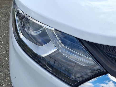 Used 2021 Chevrolet Equinox LS w/ LS Convenience Package FWD image 4