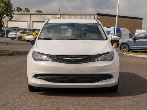 Used 2023 Chrysler Voyager LX FWD image 2