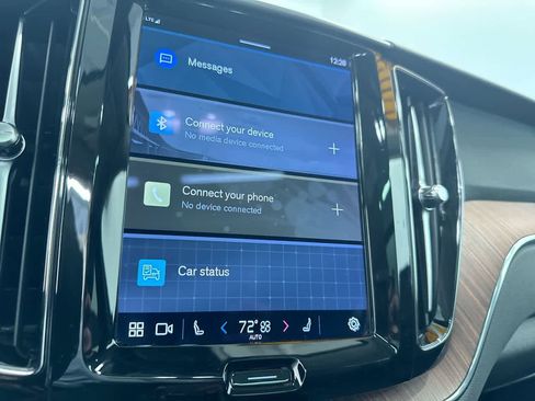 Used 2023 Volvo XC60 B5 Plus image 23