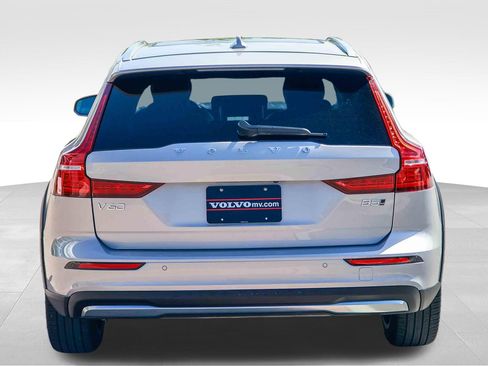 Used 2025 Volvo V60 B5 Cross Country Plus image 6