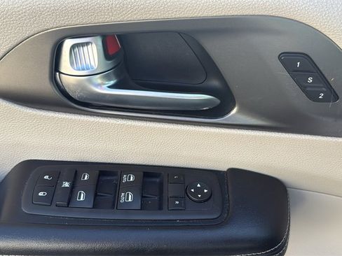 Used 2022 Chrysler Pacifica Touring-L image 18