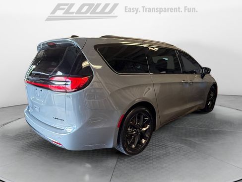 Used 2025 Chrysler Pacifica Limited FWD image 9