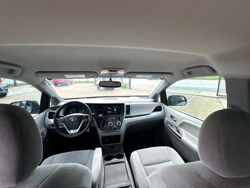 Used 2015 Toyota Sienna LE image 9