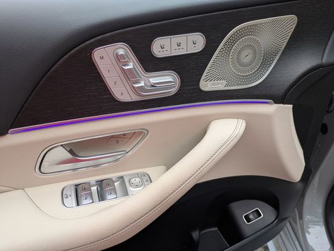 Used 2024 Mercedes-Benz GLS 450 4MATIC image 15