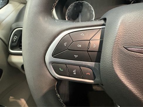 Used 2024 Chrysler Pacifica Touring-L FWD image 19