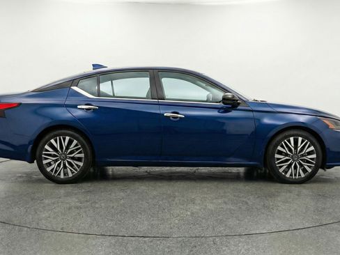 Used 2025 Nissan Altima 2.5 SV image 11