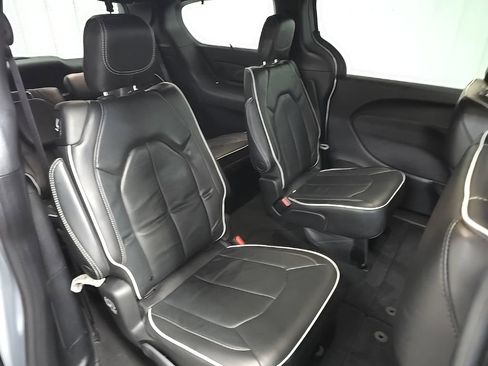 Used 2022 Chrysler Pacifica Limited w/ S Appearance Package image 17