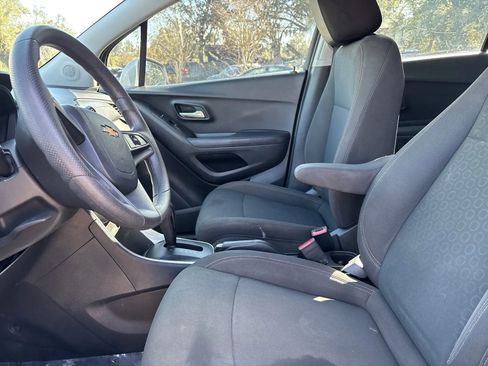 Used 2022 Chevrolet Trax LS AWD/4WD image 10