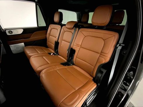 Used 2018 Lincoln Navigator Reserve w/ Technology Package AWD/4WD image 14