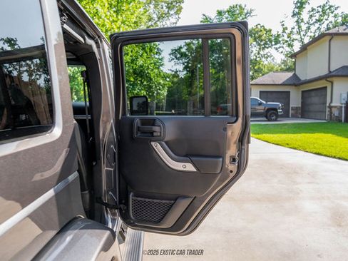 Used 2016 Jeep Wrangler Unlimited Rubicon w/ Connectivity Group image 78