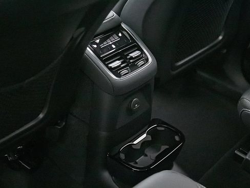 Certified 2025 Volvo XC90 T8 Ultra AWD/4WD image 24