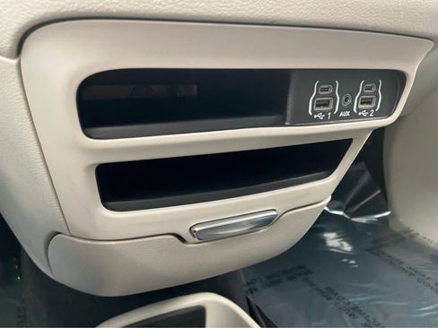 Used 2024 Chrysler Pacifica Touring-L FWD image 36
