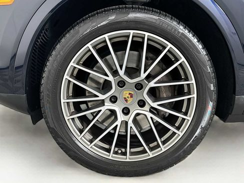 Certified 2022 Porsche Cayenne Platinum Edition image 32