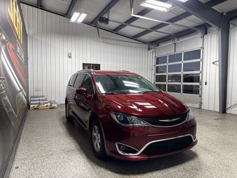 Used 2017 Chrysler Pacifica Touring-L Plus FWD image 16