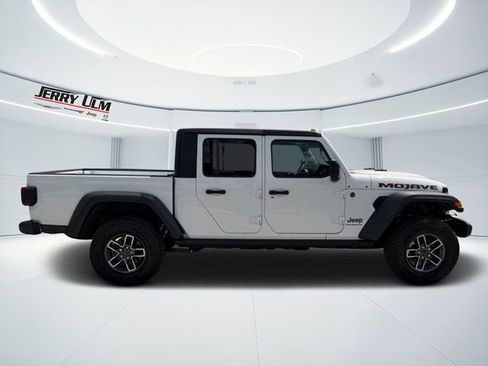 Used 2025 Jeep Gladiator Mojave w/ Convenience Group image 8