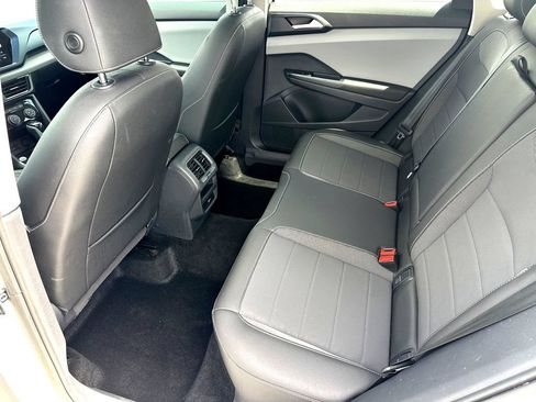 Used 2023 Volkswagen Taos SE w/ Panoramic Sunroof Package FWD image 26