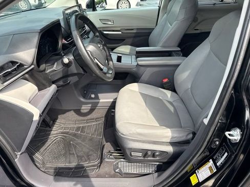 Used 2023 Toyota Sienna XLE FWD image 11