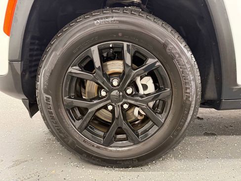 Used 2025 Jeep Grand Cherokee Altitude AWD/4WD image 18
