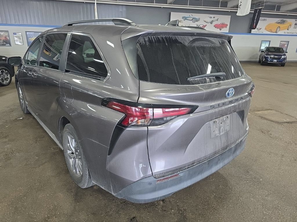 Used 2021 Toyota Sienna XLE w/ XLE Plus Package FWD image 5