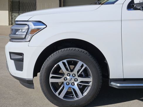 Used 2023 Ford Expedition XLT image 12