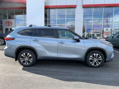 Used 2023 Toyota Highlander XLE image 2
