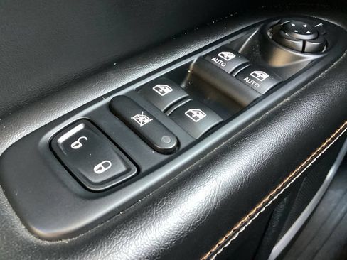 Used 2018 Jeep Compass Latitude w/ Cold Weather Group AWD/4WD image 19