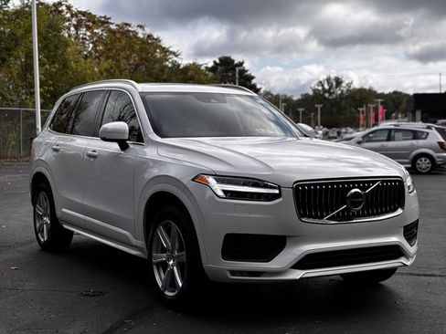 Used 2021 Volvo XC90 T6 Momentum image 3