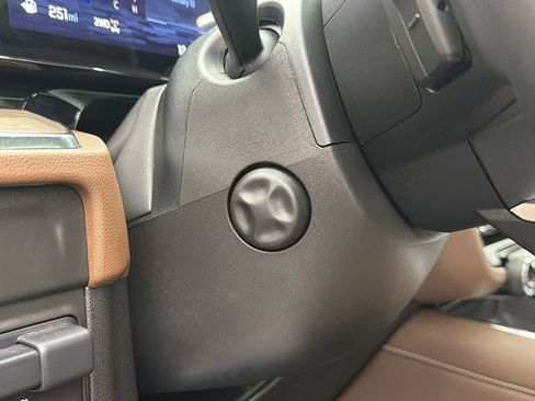 Used 2025 Chevrolet Suburban High Country image 26