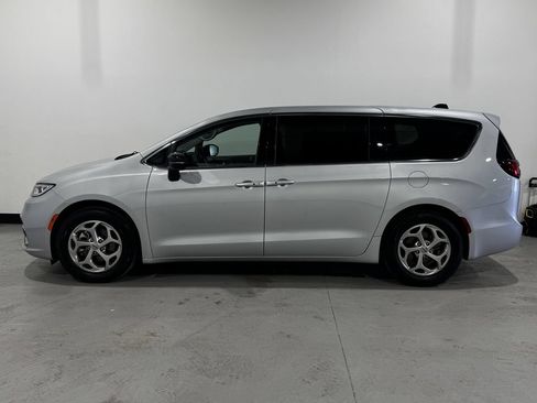 Used 2024 Chrysler Pacifica Limited FWD image 12