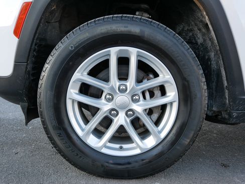 Used 2023 Jeep Grand Cherokee Laredo w/ Luxury Tech Group I image 15