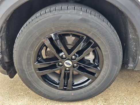 Used 2023 Ford Explorer XLT RWD image 9