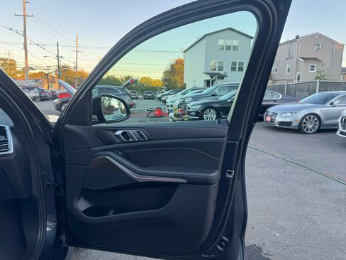 Used 2022 BMW X5 xDrive40i w/ M Sport Package image 25