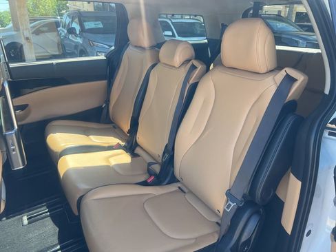 Used 2022 Kia Carnival EX FWD image 8