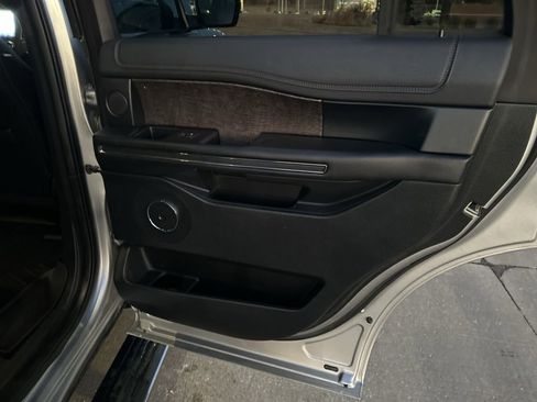 Used 2020 Ford Expedition Limited image 18
