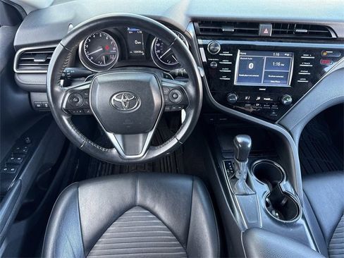 Used 2020 Toyota Camry SE image 11