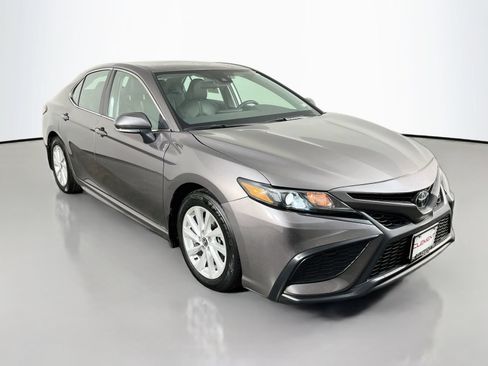 Used 2024 Toyota Camry SE FWD image 3