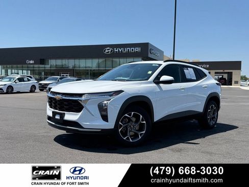 Used 2024 Chevrolet Trax LT w/ Driver Confidence Package FWD image 1