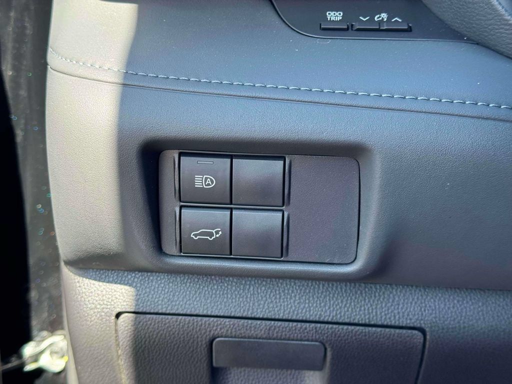 Used 2023 Toyota Highlander XLE AWD/4WD image 21