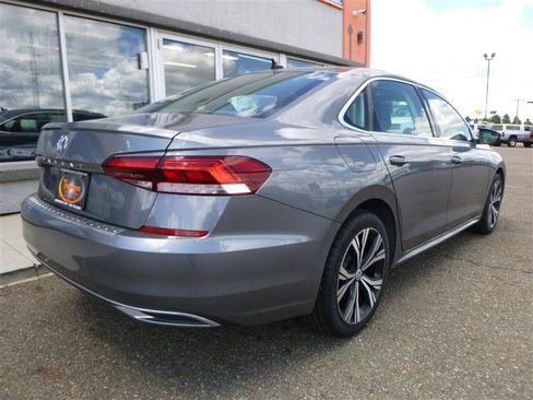 Used 2022 Volkswagen Passat 2.0T SE FWD image 3