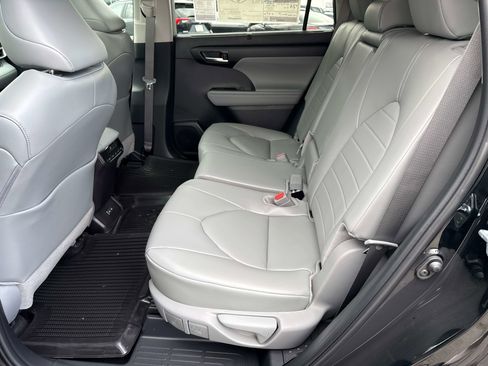 Used 2026 Toyota Highlander XLE image 14