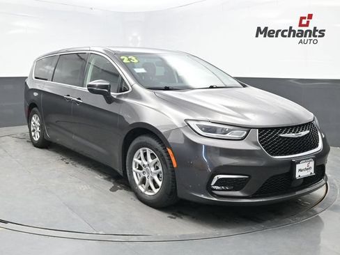 Used 2023 Chrysler Pacifica Touring-L FWD image 1