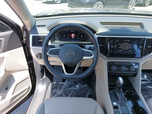 Used 2023 Volkswagen Atlas SE w/ Panoramic Sunroof Package FWD image 18
