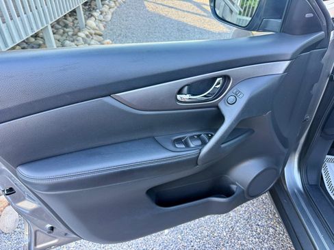 Used 2016 Nissan Rogue SV w/ SV Premium Package AWD/4WD image 32