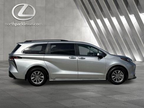 Used 2024 Toyota Sienna XLE w/ XLE Plus Package image 4