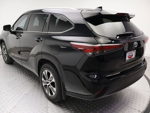 Used 2024 Toyota Highlander XLE FWD image 11