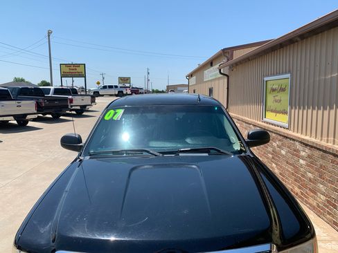 Used 2007 GMC Sierra 2500 SLE w/ EZ-Lift Tailgate Package image 8