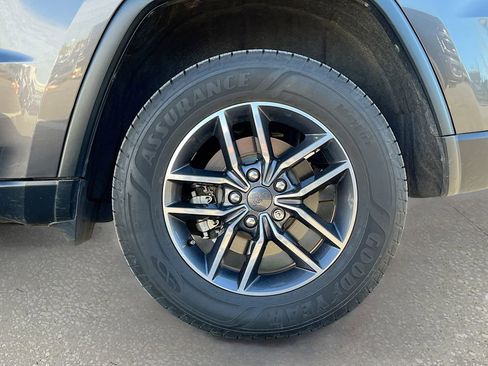 Certified 2019 Jeep Grand Cherokee Laredo w/ 18" Wheel & 8.4" Radio Group image 27