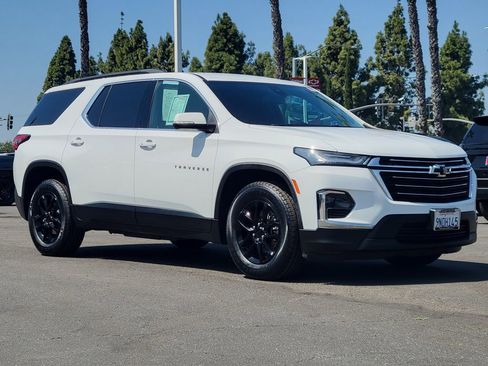 Used 2023 Chevrolet Traverse LT image 1